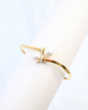 Load image into Gallery viewer, Everett Pearl Hinged Bracelet Gold