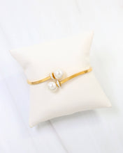 Load image into Gallery viewer, Everett Pearl Hinged Bracelet Gold
