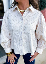 Load image into Gallery viewer, Ivory Floral Button Top
