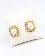 Load image into Gallery viewer, Aspen Pearl Textured Stud Earring
