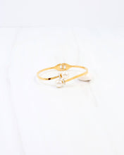 Load image into Gallery viewer, Everett Pearl Hinged Bracelet Gold
