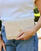 Load image into Gallery viewer, Bryn Clutch/Crossbody Shimmer Champagne
