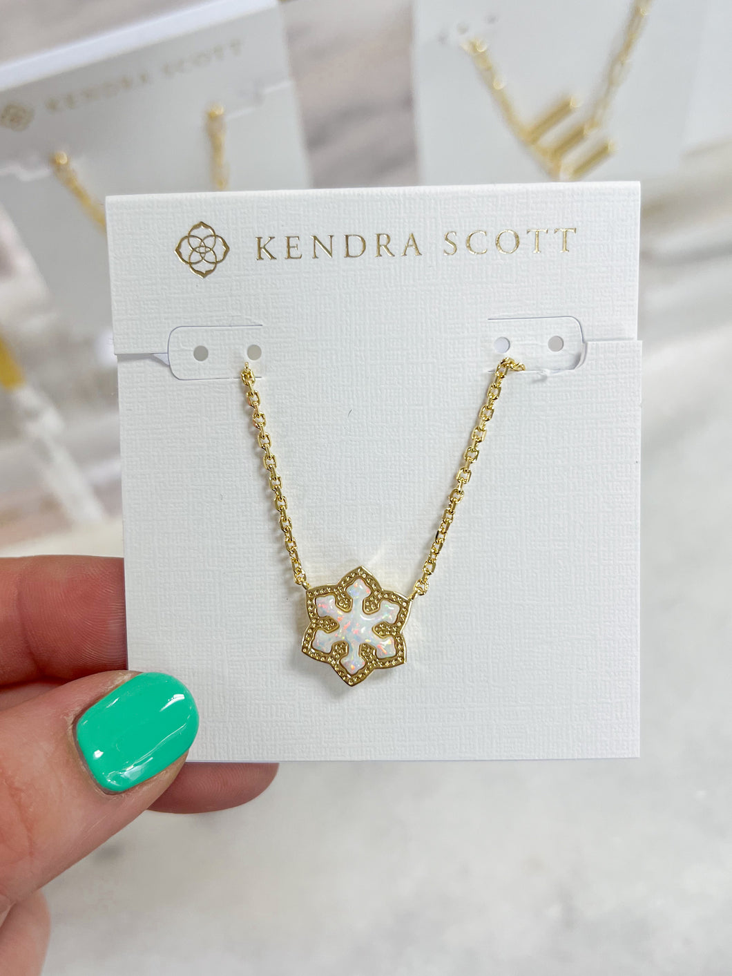 SNOWFLAKE SHORT
PENDANT NECKLACE