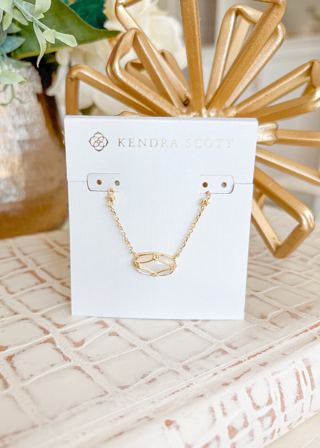 ELISA LATTICE FRAME SHORT PENDANT NECKLACE GOLD IVORY MOTHER OF PEARL