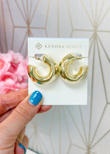 Load image into Gallery viewer, EMBRY HOOP EARRINGS GOLD
