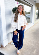 Load image into Gallery viewer, Ivory Floral Button Top
